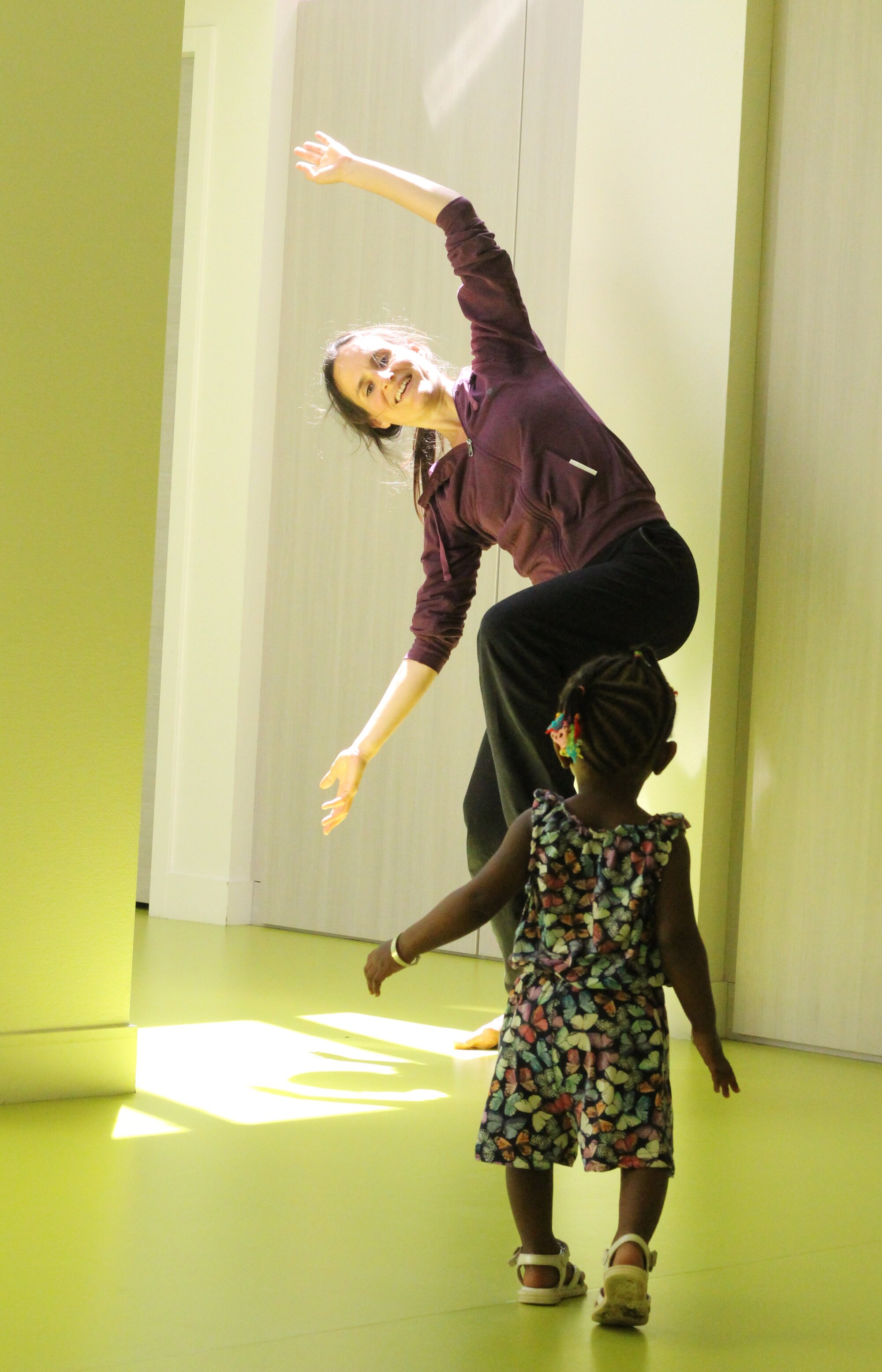 Caroline Ducrest dans face à un bébé debout dans une crèche