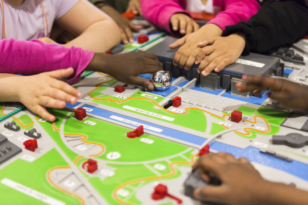 Mains d'enfants qui touchent un plan tactile.