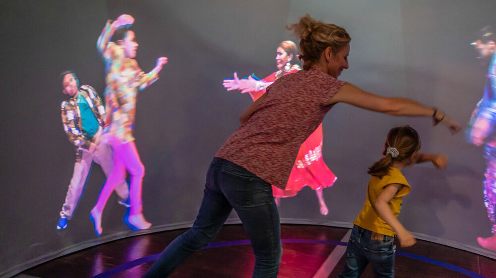 Photo d'une famille qui danse dans la salle du bal