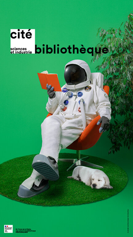 Affiche de la bibliothèque qui montre un astronaute assis dans un fauteuil et lisant un lire.